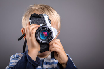 Kind mit Fotoapparat