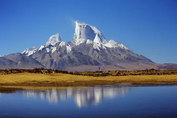 Fotobehang K2 bergen. sneeuwtoppen in de buurt van het meerlandschap
