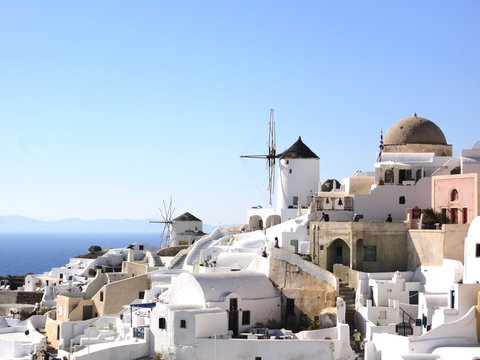 ギリシャ サントリーニ島 イアーの町に映る白い建物と風車 Stock 写真 Adobe Stock