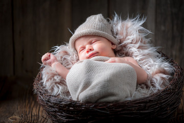 Obraz premium Lovely newborn infant sleeping on a fluffy blanket