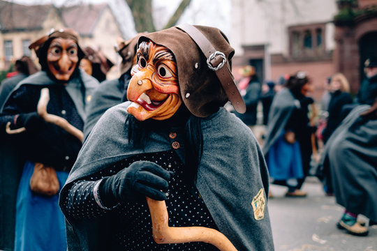 fastnacht umzug h&auml;ssliche hexe mit besen 2