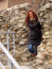 Sorriso di una giovane donna nel sito archeologico