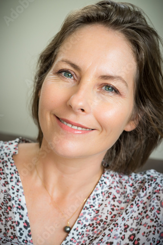 Figurine Miniature Femme Mature En Résine - Échelle 1/64 - Pour Diorama, Modélisme Ou Poupée - Thème Varié