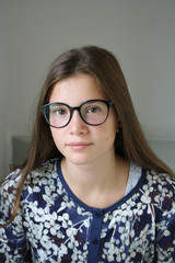 GIOVANE RAGAZZA CON GLI OCCHIALI