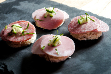 Canapé mit Belag