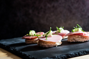 Canapé mit Belag