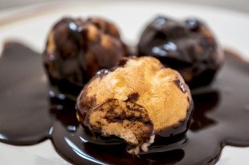 Profiteroles de chocolate