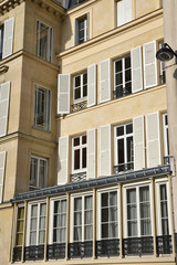 Obraz premium Immeuble pierre à colonnettes à Paris, France