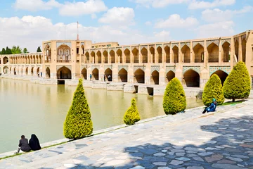 Zelfklevend Fotobehang Khaju Brug in Iran de oude brug en de rivier