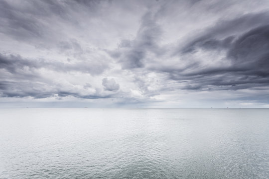 Fototapeta Idyllic shot of horizontal sea water and sky