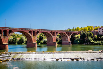 Fototapeta premium Le Pont du 22 aout 1944 au dessus du Tarn à Albi