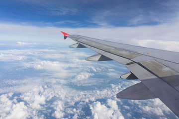 Obraz premium Wing airplane and the sky while the airplane is traveling.