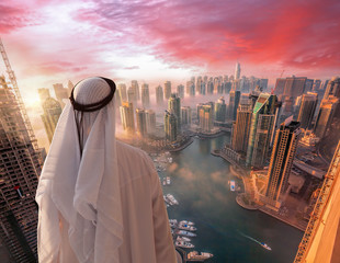 Fototapeta premium Arab ogląda marinę w Dubaju w Zjednoczonych Emiratach Arabskich.