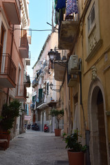 Fototapeta na wymiar Puglia, Bari, vicolo della città vecchia