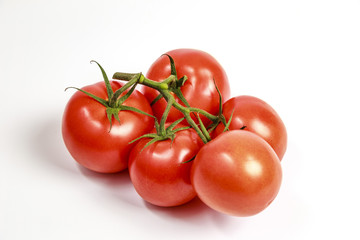 Pomodori rossi su sfondo bianco