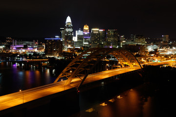 Fototapeta na wymiar Sunset over the city of Cincinnati Ohio