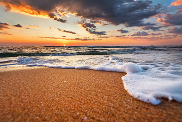 Fototapeta na wymiar Beautiful sunrise over the tropical beach.