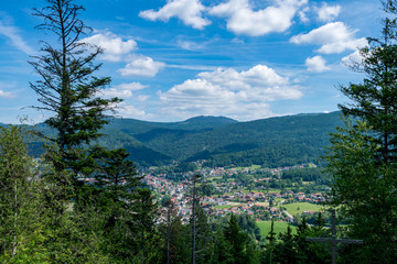 Blick vom Berg im Bayerischen Wald auf Bodenmais
