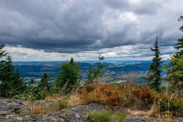 Ausblick vom Gipfel des Berges mit Felsen und Gras im Vordergrund
