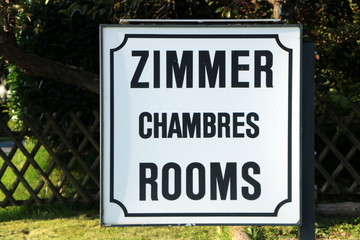 Fototapeta premium Rooms, Hinweistafel für Zimmervermietung, Tourismus, Reisen