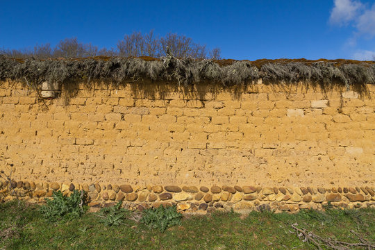  Antigua construccion rural. Muro de adobe con cubierta de ramas de brezo secas