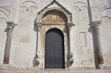 Fototapeta na wymiar Puglia, Bari, facciata della Basilica di San Nicola