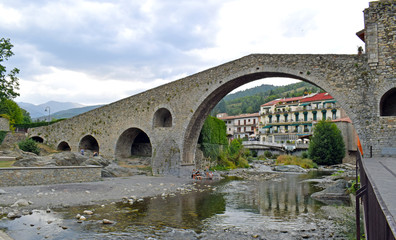 Puente medieval sobre el Río Ter 