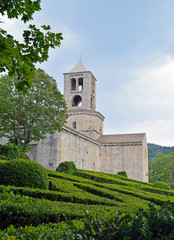 Vistas de iglesia y jardín