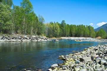 Fiume in montagna con gommoni