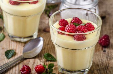 Vannila berries pudding - 174870721