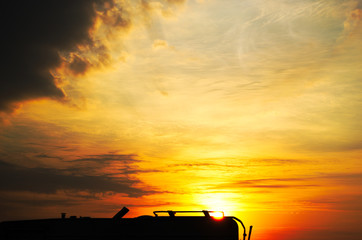 Silhouette tramonto con camper