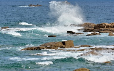 Fototapeta na wymiar Belles vagues sur l'île Grande en Bretagne