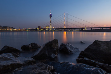 Düsseldorf Rheinkniebrücke mit Steinen