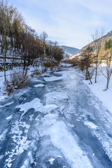 Zugefrorener Fluss im Kinzigtal