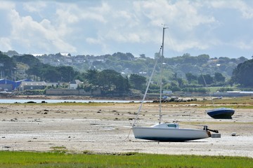 Voilier &eacute;chou&eacute; sur une plage de Bretagne &agrave; mar&eacute;e basse