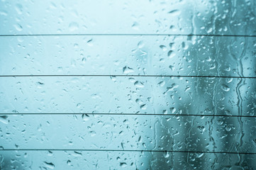 détail gouttes de pluie sur vitre arrière de voiture