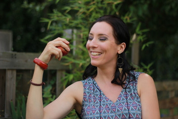 Obraz premium Jeune fille au jardin : va-t-elle croquer la pomme ?