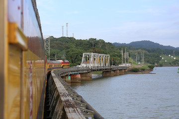 Panama Canal Railway, Train cross a bridge