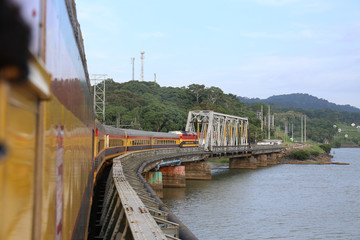 Panama Canal Railway, Train cross a bridge