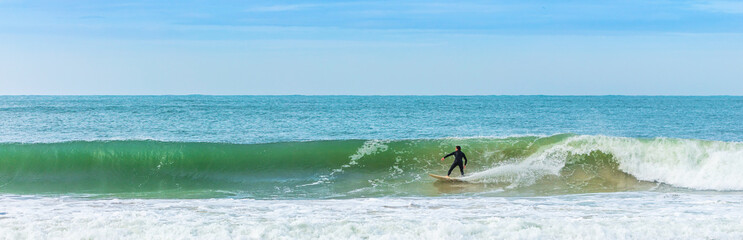 Praia com ondas para surfar.