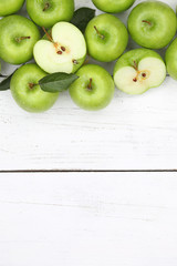 Äpfel Apfel grün hochkant Obst Frucht Früchte Textfreiraum von oben