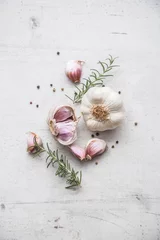 Fototapete Rund Garlic. Garlic bulbs. Fresh garlic with rosemary and pepper on white concrete board © weyo