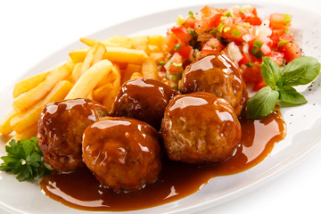 Roasted meatballs, chips and vegetables 