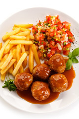 Roasted meatballs, chips and vegetables 