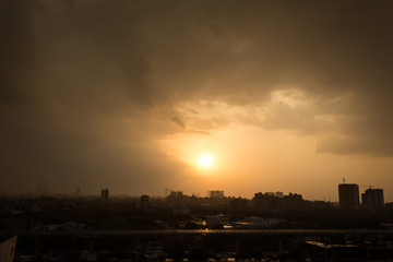 Fototapeta na wymiar Yellow sun set in city