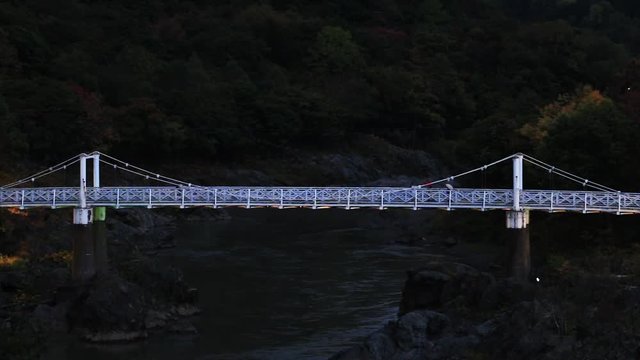 30年ぶりにライトアップされた神居大橋
