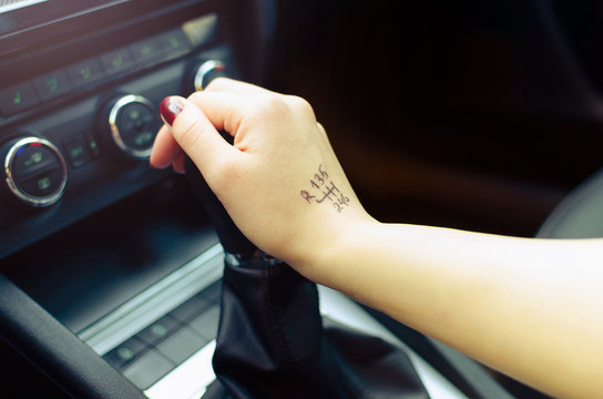 woman switching manual transmission with the scheme on the hand