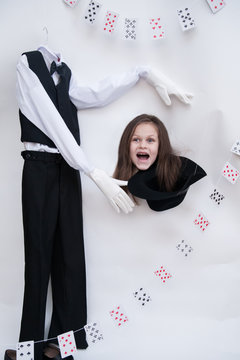 maniken in a man's suit, which seems to take from the hat the head of a girl with an open mouth.