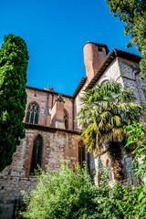 Fototapeta na wymiar Dans le cloître Saint-Salvi à Albi