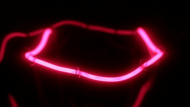 Smooth increase and decrease in power of the red incandescent lamp.